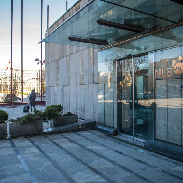 A picture taken on January 31, 2013 in Ljubljana shows employees entrance of the headquarters of Slovenia‘s Nova Ljubljanska Banka (NLB). AFP PHOTO JURE MAKOVEC,Image: 153018665, License: Rights-managed, Restrictions:, Model Release: no, Credit line: Jure Makovec/AFP/Profimedia
