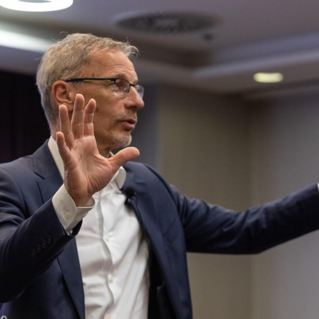 Za smirivanje inflacije, prema riječima Vujčića, ključno je usporavanje dinamike na tržištu rada, sporiji rast plaća i zaposlenosti, ali i smanjenje cijena turističkih usluga