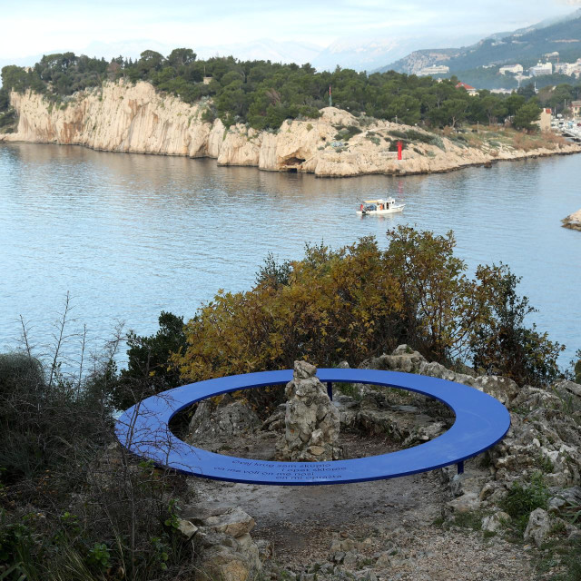 Grad Makarska je na vidikovcu poluotoka Osejava postavio klupu posvećenu Milanu Mladenoviću, srbijanskom glazbeniku, frontmenu kultne grupe EKV