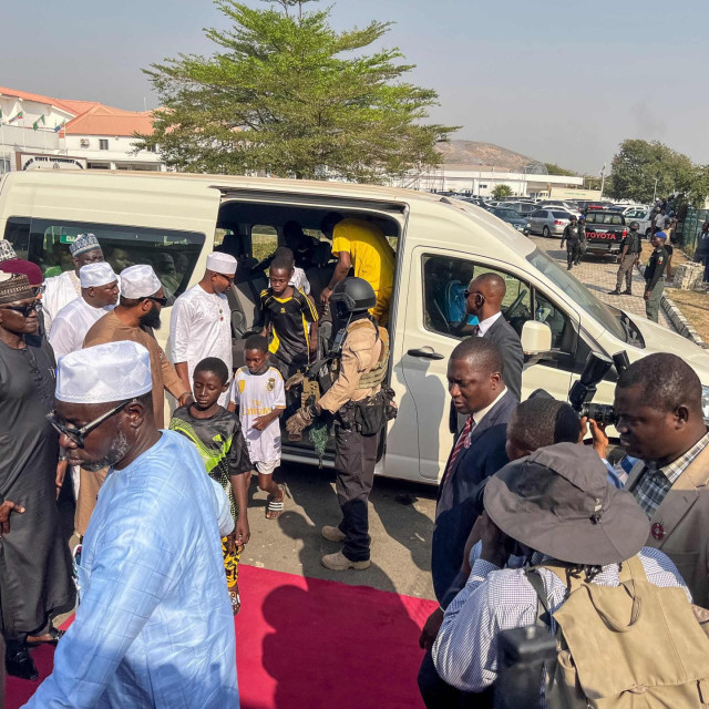 Otmica se dogodila istog dana kada je pušteno 130 učenika, posljednjih iz skupine od 250 djece otetih mjesec dana ranije iz katoličke škole na sjeveru zemlje