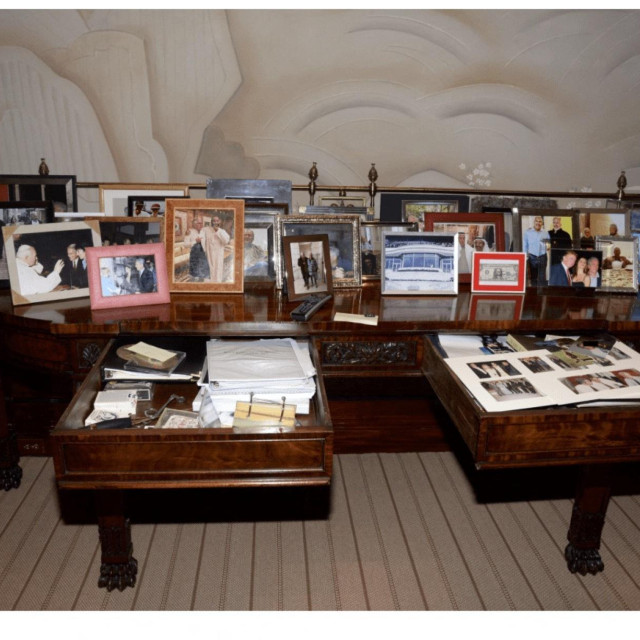 Stol s Epsteinovim fotografijama