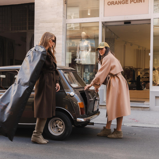 Vuneni kaput Genova dostupan u dvije boje - smeđoj i camel, a
kako nema podstave, idealan je za cjelodnevno nošenje