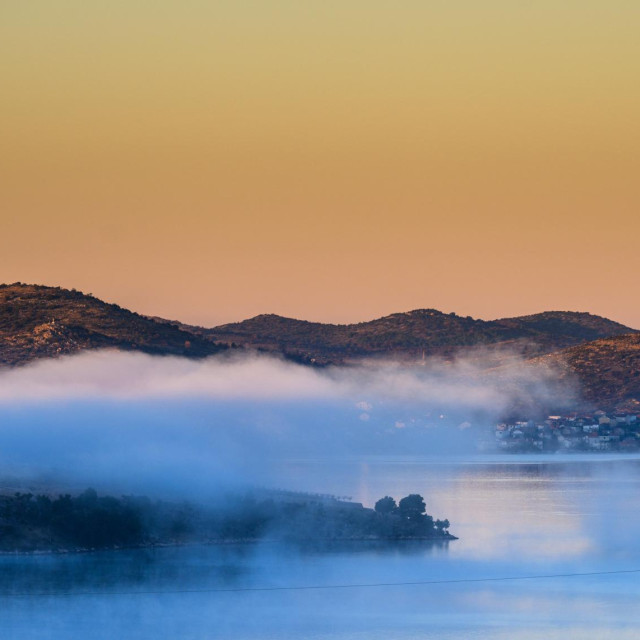 Skradin, 191223.
Pogled na Skradinski zaljev, Prokljansko jezero i mjesto Raslina sa odmorista na autocesti A1.