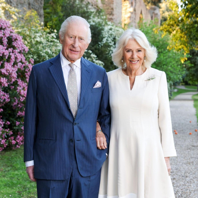 Posebna fotografija kojom su kralj i kraljica obilježili godišnjicu braka i čestitali Božić