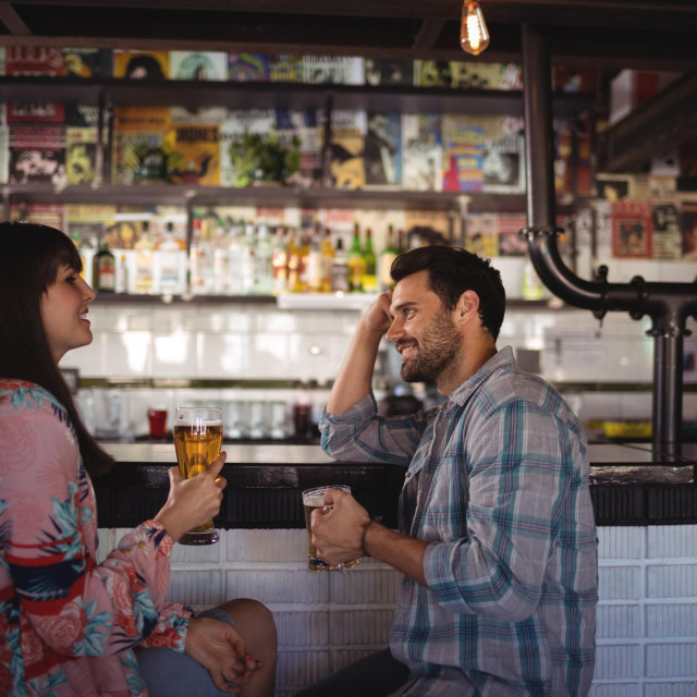 Žena i muškarac u baru, ilustracija