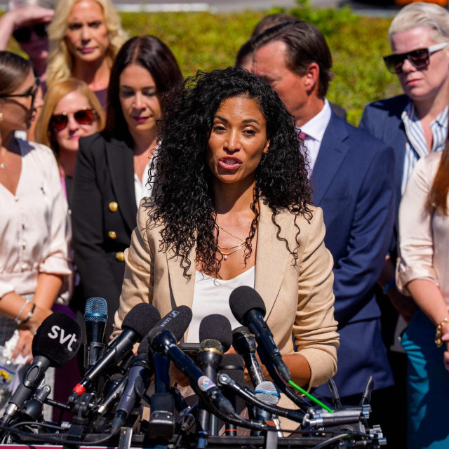 Lisa Phillips (sredina)