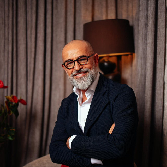 Gloria.
Zagreb, 121225.
Sinisa Glumicic u dva outfita i dva razlicita kadra.