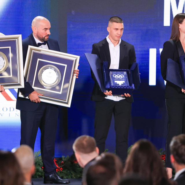 Mario Košar (drugi slijeva) i Roko Doždor (drugi zdesna) među laureatima