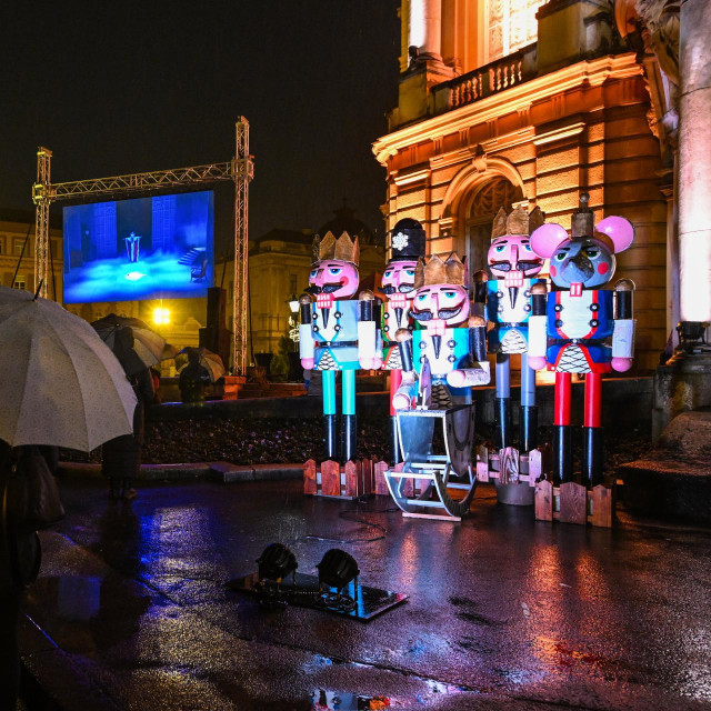 Blagdanski prijenos baleta Orašar Petra Iljiča Čajkovskog na velikom ekranu postavljenom na Trgu Republike Hrvatske