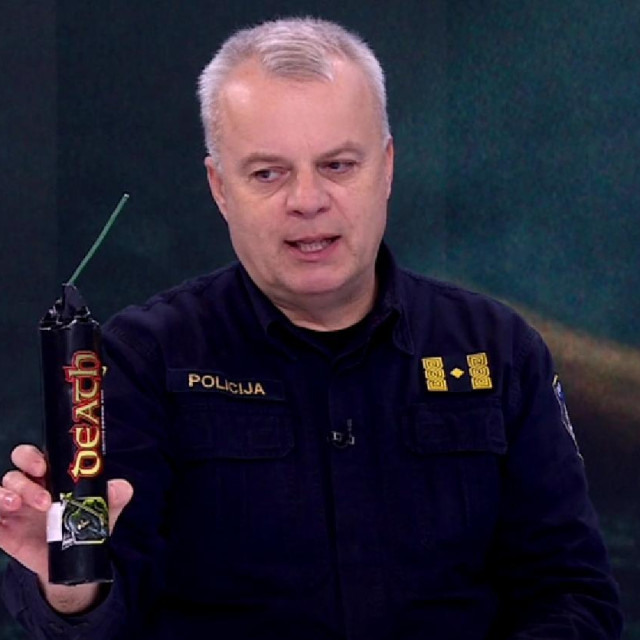 Petarda s natpisom ”DEAD”