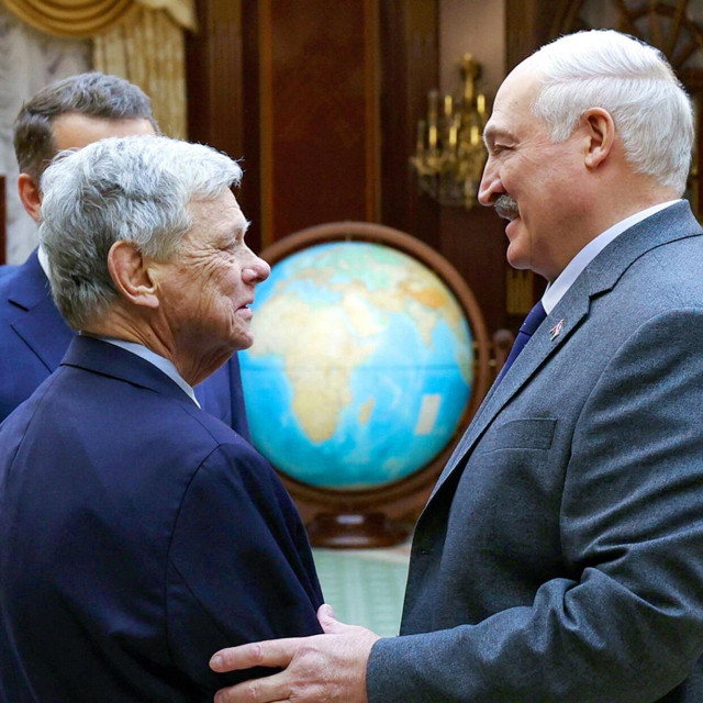 Bjeloruski predsjednik Aleksandar Lukašenko (desno) pozdravlja posebnog izaslanika SAD-a za Bjelorusiju Johna Coalea (lijevo) uoči razgovora u Minsku