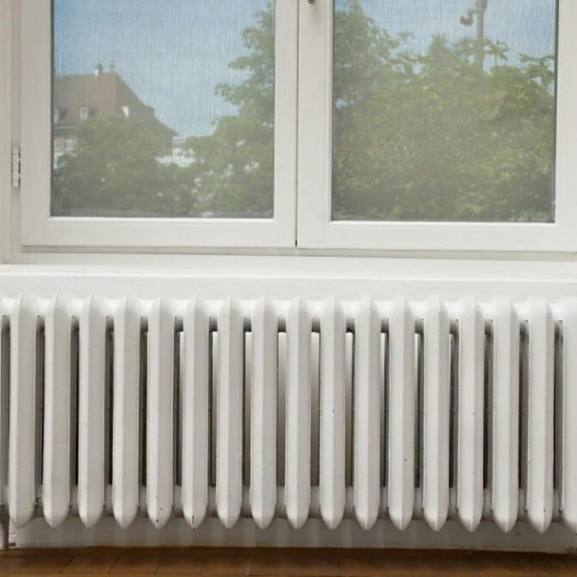 Tradicionalni sustavi grijanja zagrijavaju zrak u prostoriji, dok infracrveno grijanje izravno zagrijava ljude i predmete.