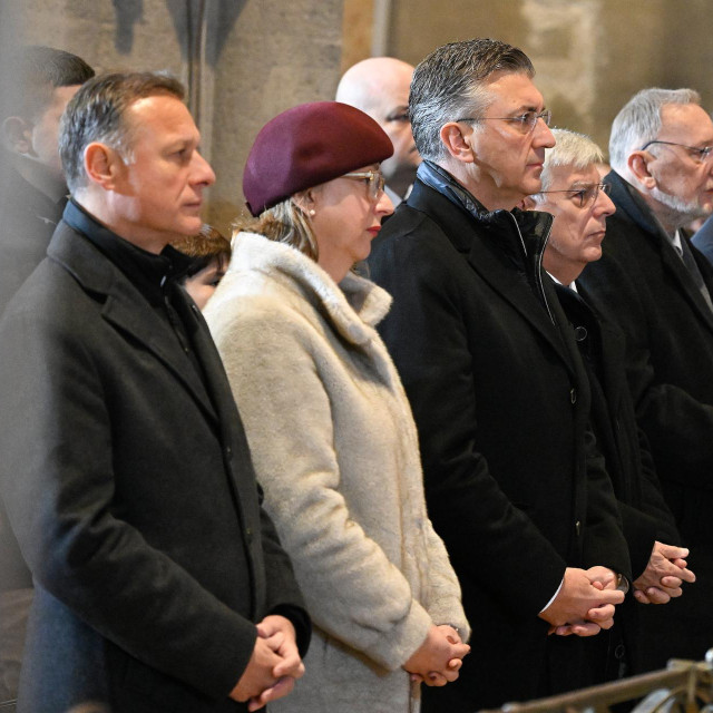 Predsjednik Sabora Gordan Jandroković (L), predsjednik Vlade Andrej Plenković (3-L), saborski zastupni Željko Reiner (4-L), ministar Davor Božinović (5-L), ministar Radovan Fuchs (6-L) i ministar Gordan Grlić Radman (7-L)