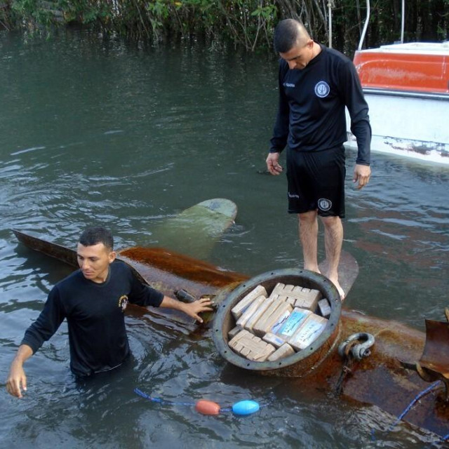 Pošiljka kokaina pronađena u polu-podmornici