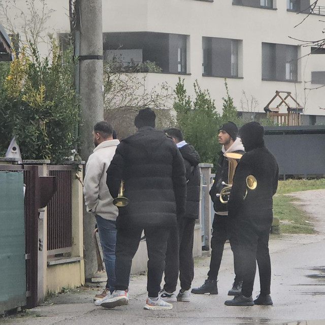 Strane svirače iz naselja je ispratila policija pod rotirkama.