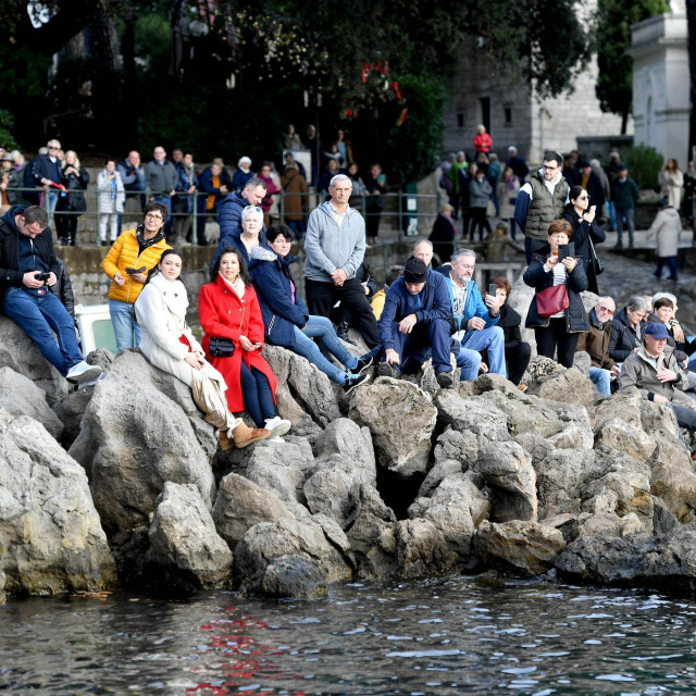 Opatija, 010124.
Na opatijskoj Slatini Opatijski kukali odrzali su tradicionalno novogodisnje kupanje tocno u podne nazdravljajuci pritom 2024. te pozdravljajuci brojnu publiku koja se okupila na Lungomaru, uz prisustvo gradonacelnika, predstavnika turisticke zajednice i kuma udruge.
Na fotografiji: mnogobrojni turisti.