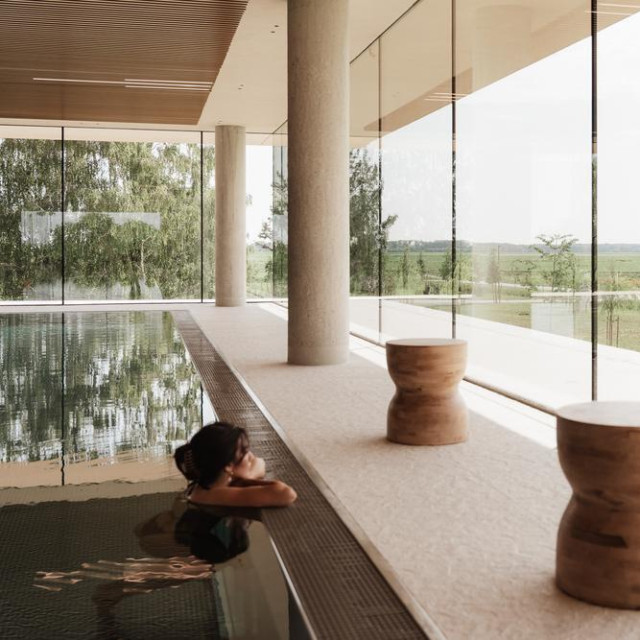 materra fotka žena u bazenu