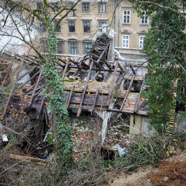 Pogled u unutrašnjosti devastiranog objekta