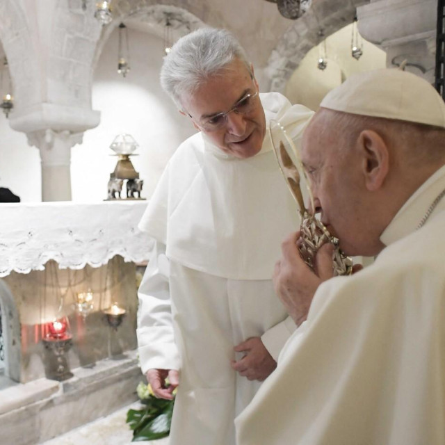 Papa Franjo ljubi relikvije svetog Nikole