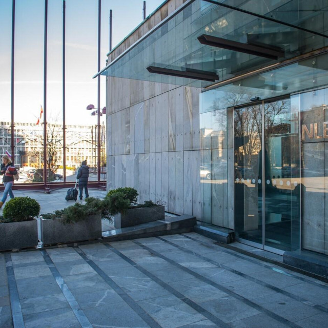 A picture taken on January 31, 2013 in Ljubljana shows employees entrance of the headquarters of Slovenia‘s Nova Ljubljanska Banka (NLB). AFP PHOTO JURE MAKOVEC,Image: 153018665, License: Rights-managed, Restrictions:, Model Release: no, Credit line: Jure Makovec/AFP/Profimedia