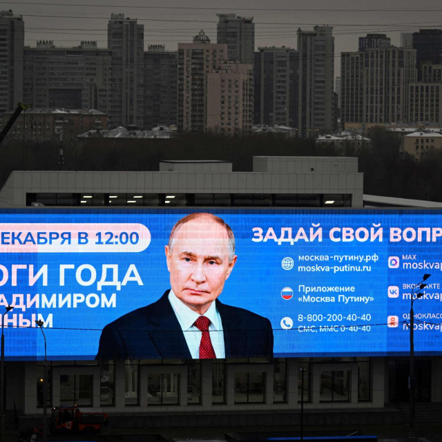 Reklamni videozid s Vladimirom Putinom u Moskvi, ilustracija