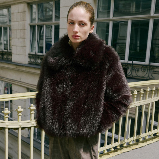 Jakna od umjetnog krzna s patentnim zatvaračem - prije 99,99 eura, sada 55,99 eura