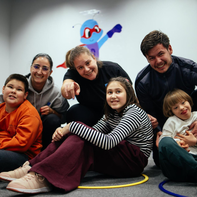 Vice, Viktorija i Toma s kineziolozima Lorenom Draženović, Majom Mujkić i Ivanom Bogdanovićem