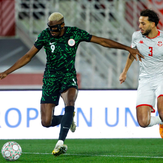 Victor Osimhen i tuniški branič Montassar Talbi 