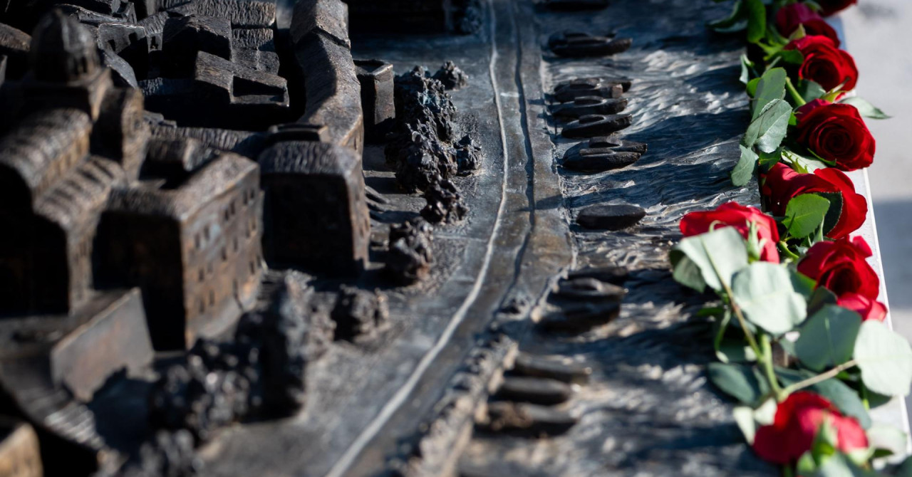 Leto 2025 zaznamovano s femicidi, pokojninsko reformo in težavami z inkluzivnim dodatkom