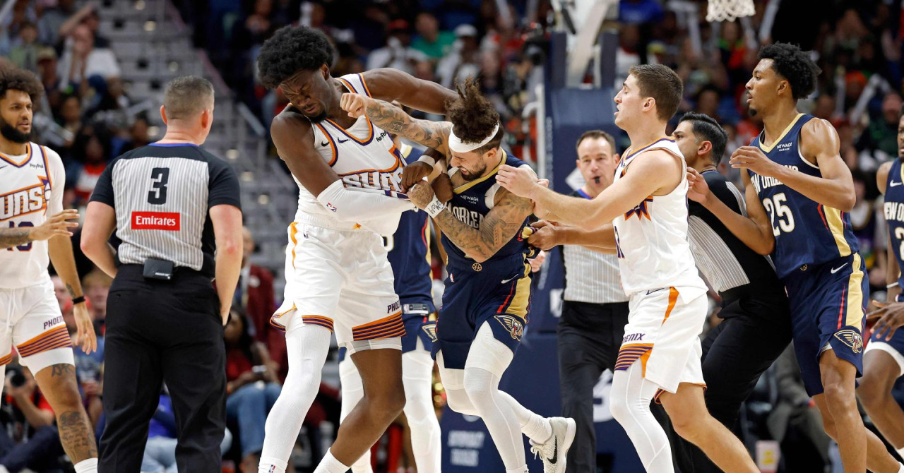 VIDEO Pogledajte kaos na parketu, košarkaš ušao u žestoku tučnjavu s 33 centimetra višim protivnikom