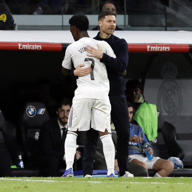 Xabi Alonso i Vinicius Junior