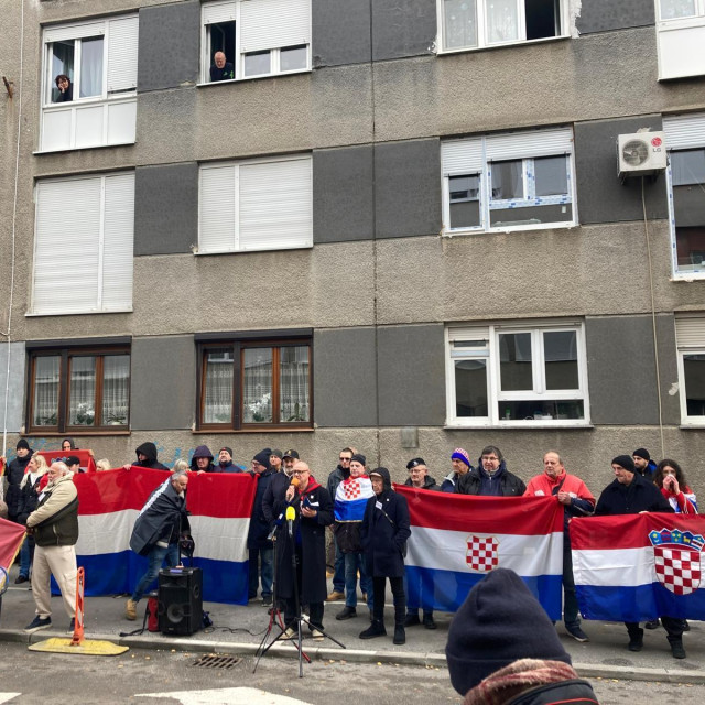 Ekstremni desničari ispred stana Tomislava Tomaševića