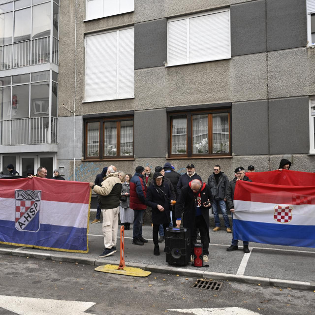 Prosvjed Autohtone - Hrvatske Stranke Prava i Predsjednika Dražena Kelemineca ispred stana Tomislava Tomaševića