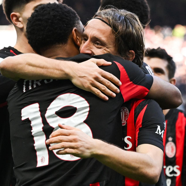 Luka Modrić slavi pogodak s Christopherom Nkunkuom