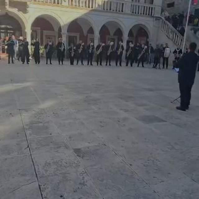 Šibenska narodna glazba ispred katedrale