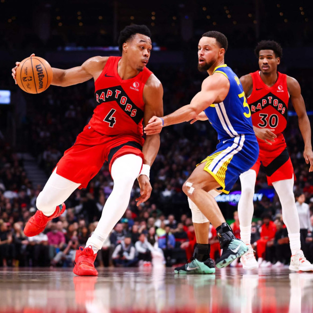 Scottie Barnes dribla Stephena Curryja