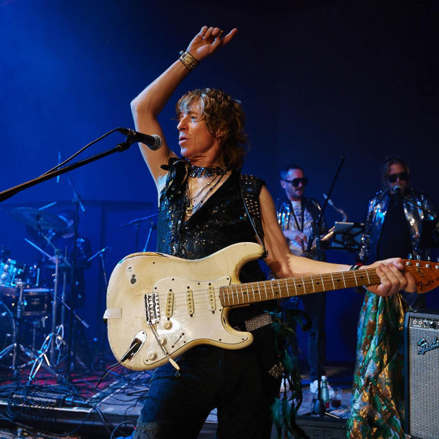 gitarist Simon Bartholomew