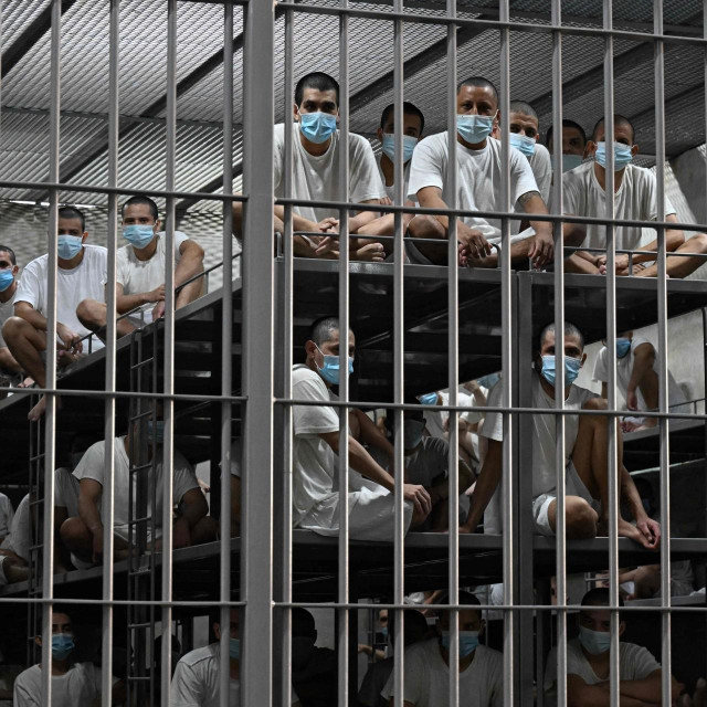 Zatvor CECOT u El Salvadoru poznat je po strogim i kontroverznim uvjetima, a upravo je o njemu CBS News planirao emitirati istragu u svojem programu ‘60 Minutes‘.

Istraga je trebala ići u eter u nedjelju, a govorila je o navodnom zlostavljanju i teškim uvjetima u zatvoru, gdje je administracija predsjednika Trumpa slala deportirane migrante. Međutim, Bari Weiss, koja je postala nova glavna urednica CBS-a u listopadu, donijela je odluku da se prilog ne emitira, što je izazvalo optužbe o političkom uplitanju.

Navodi se i da je Paramountov čelnik David Ellison, sin Larryja Ellisona, doveo Bari Weiss, zbog čega su neki očekivali da će mreža postati više prijateljska prema Trumpu.