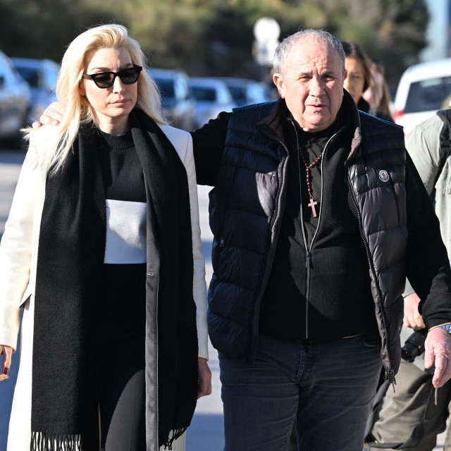 Iako mu je potrčala u zagrljaj i poljubila ga, kasnije se odmicala iz njegovog zagrljaja i stiskala usnice što je znak ljutnje