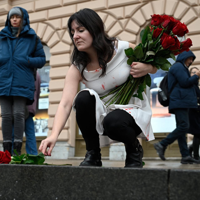 Arijana Lekić-Fridrih tri godine je održavala protestnu “tihu misu” nasuprot katoličkih molitelja na trgovima. Za to je vrijeme ubijeno 39 žena