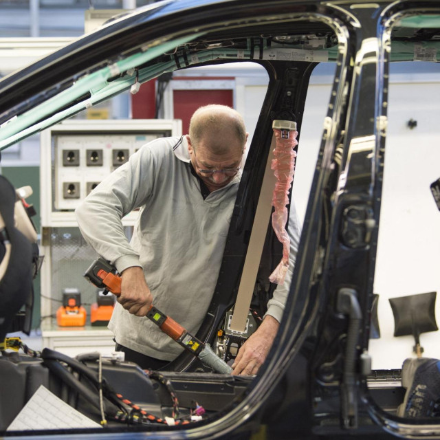 Ilustracija, radnik u tvornici automobila