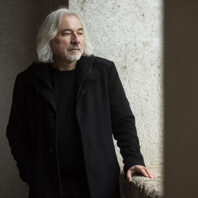 Trebat će nam “novi humanizam”, povratak ljudskih dimenzija u razorene modele obrazovanja, nužan zaokret mišljenja prema prevladavanju krize društva i stvaranje uvjeta za izvlačenje iz smrtnog zagrljaja pohlepe, novca kao jedine ideologije u postideologijskom vremenu