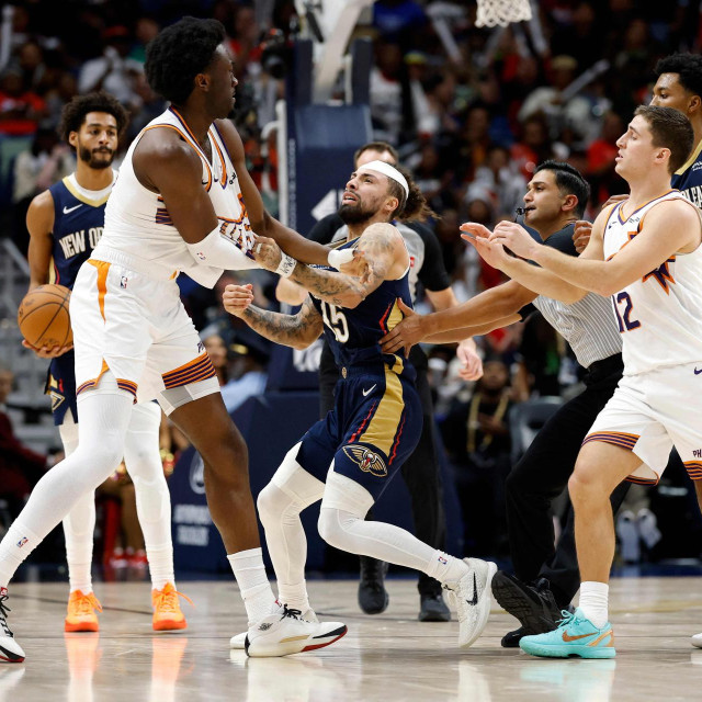 Jose Alvarado (New Orleans Pelicans) i Mark Williams (Phoenix Suns)