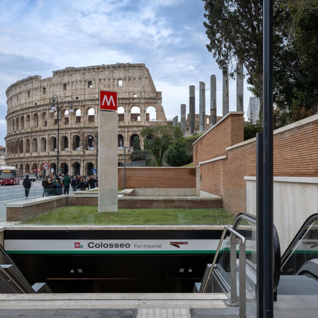 Ulazu u novi metro u Rimu ispod Koloseuma 