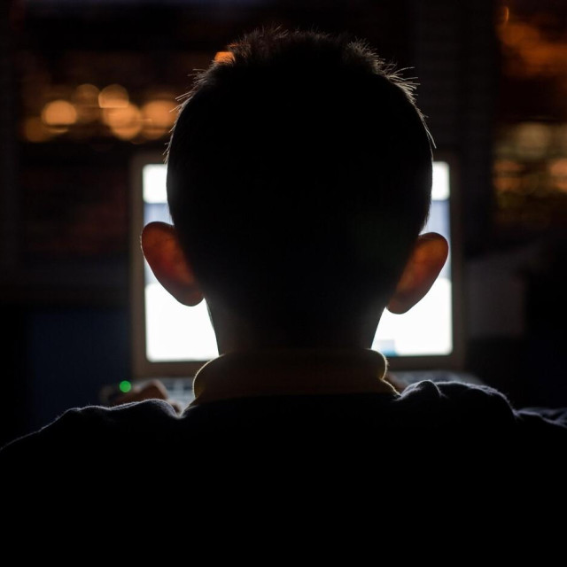 Ilustracija; Zabrinjava uporno prebacivanje odgovornosti na roditelje. Iako je njihova uloga ključna, nerealno je očekivati da će bez podrške sustava i edukacije sami zaštititi djecu u promjenjivom digitalnom svijetu