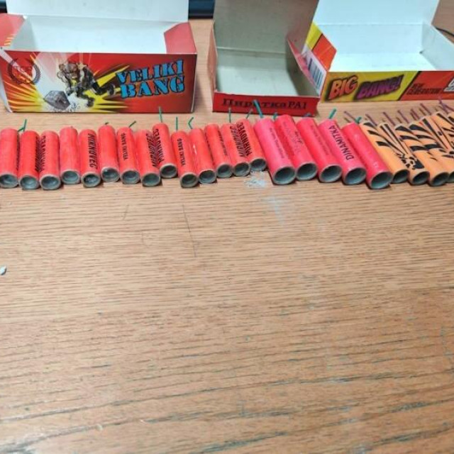 oduzeta pirotehnika na Peščenici