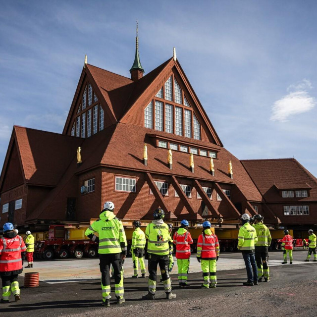 Drvena crkva u Kiruni već je premještena na novu lokaciju - pet kilometara od prošle, u novi gradski centar

 