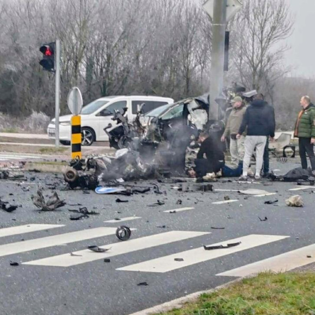 Automobil je sletio s ceste pa udario u stup,