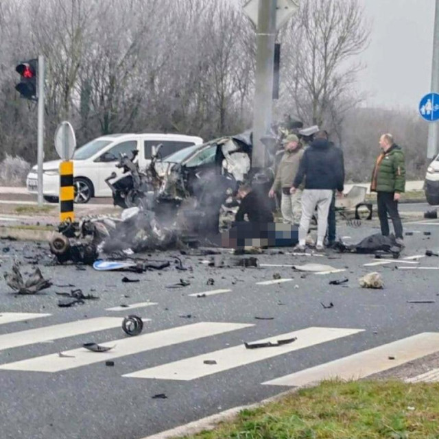 Automobil je sletio s ceste pa udario u stup