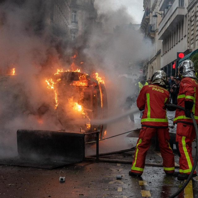 Zapaljen auto u Parizu, ilustracija